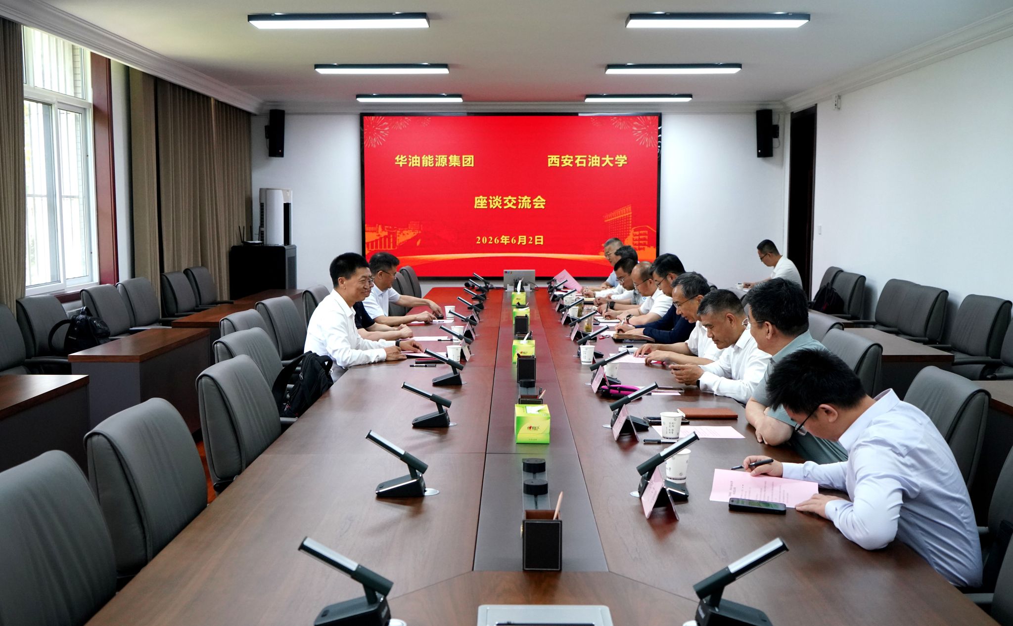 华油能源集团董事会主席吴东方一行来校交流座谈