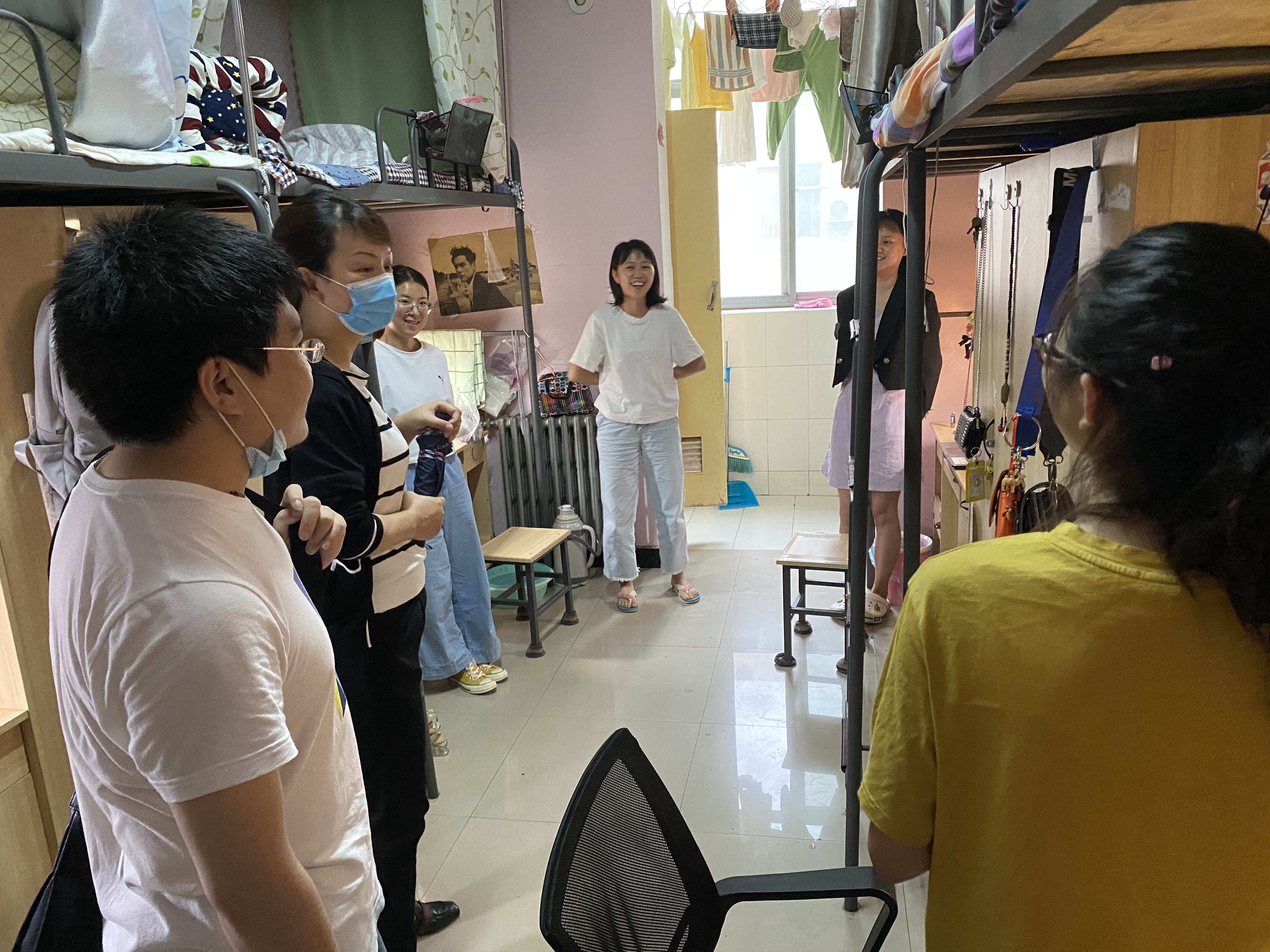 人文学院深入宿舍走访慰问返校学生