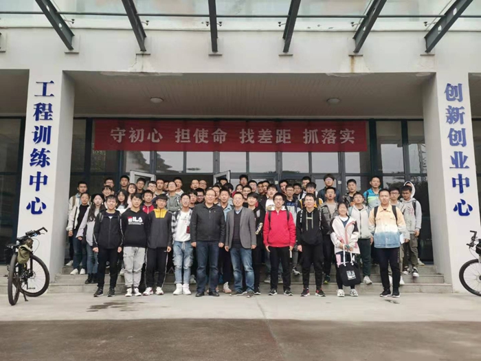 带领学生参观学校实训中心.jpg