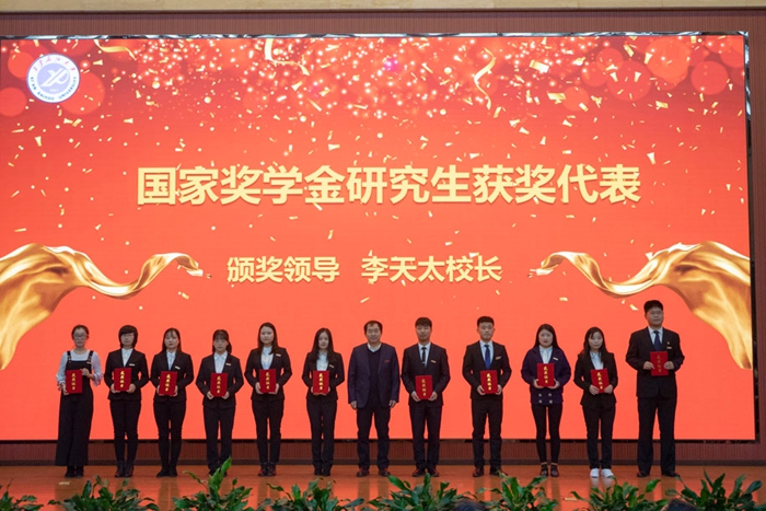 李校长颁奖1.JPG
