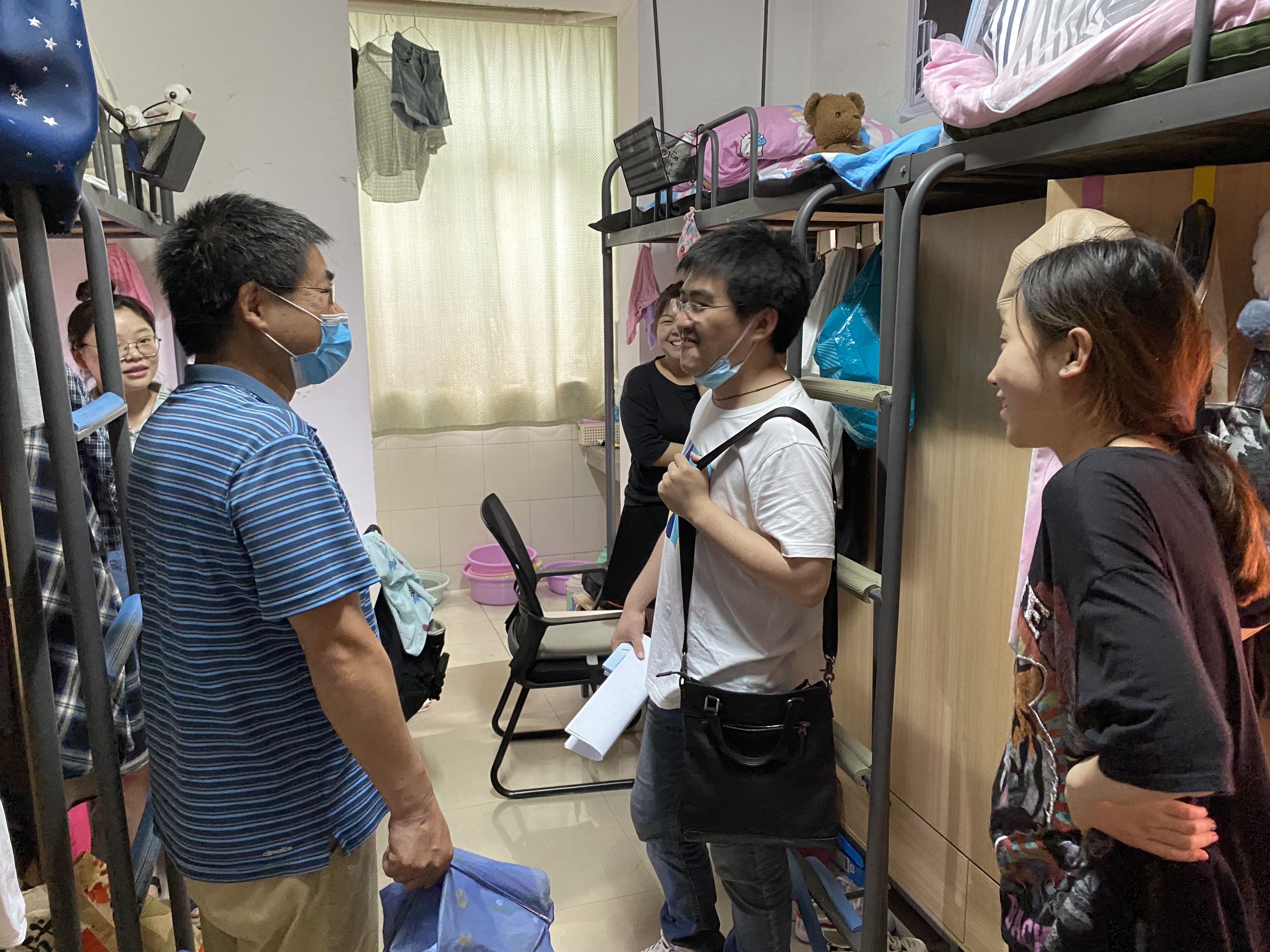 人文学院深入宿舍走访慰问返校学生-西安石油大学