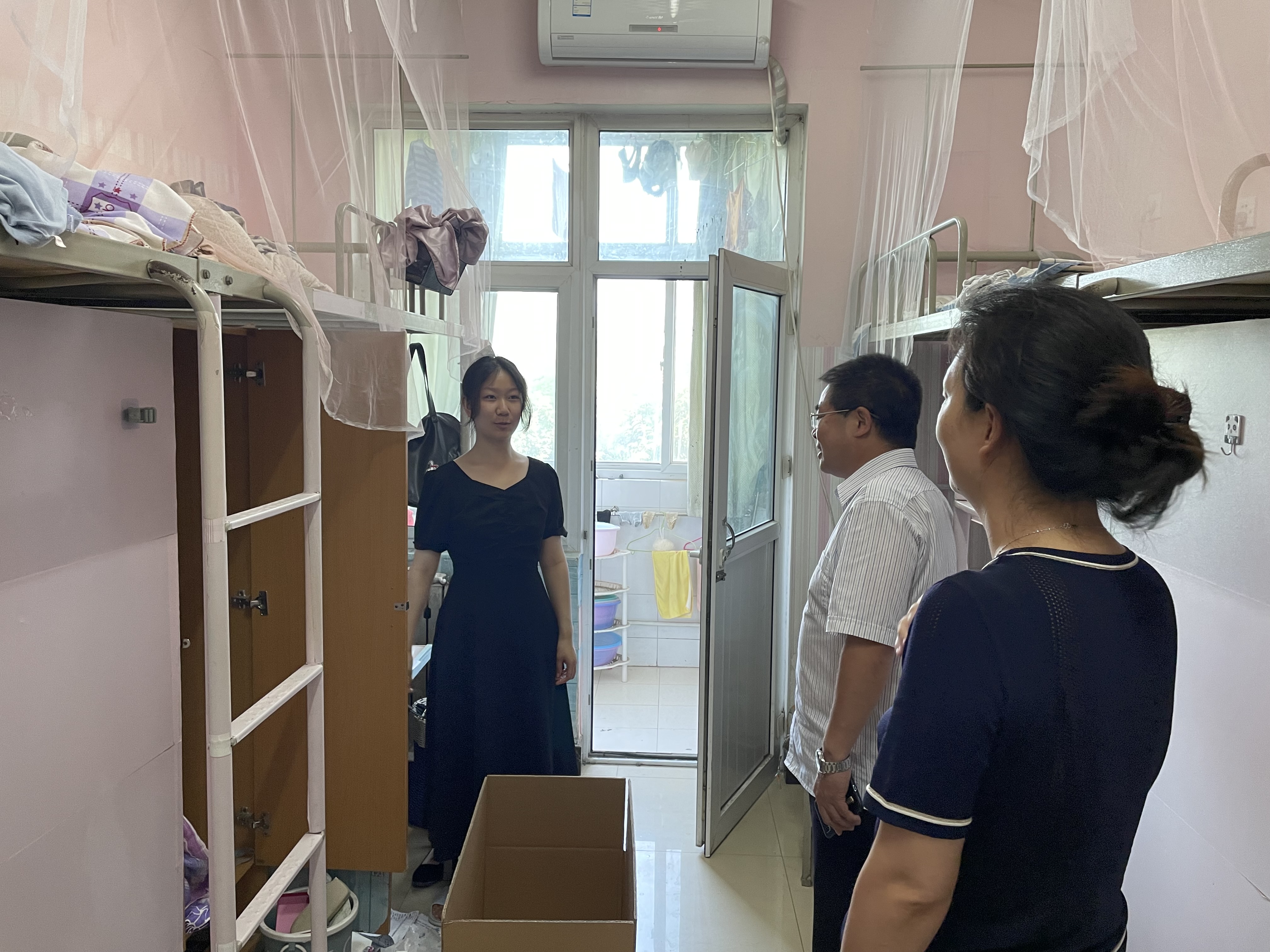人文学院深入宿舍走访慰问2021届毕业生-西安石油大学